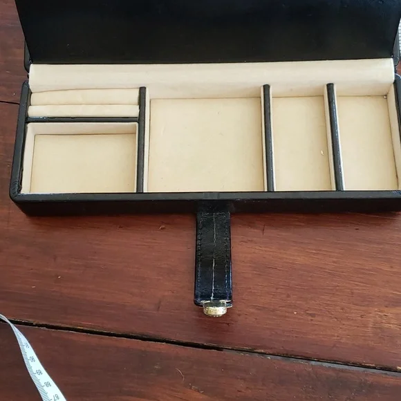 Travel jewelry case. Sturdy. Good condition - Picture 3 of 9